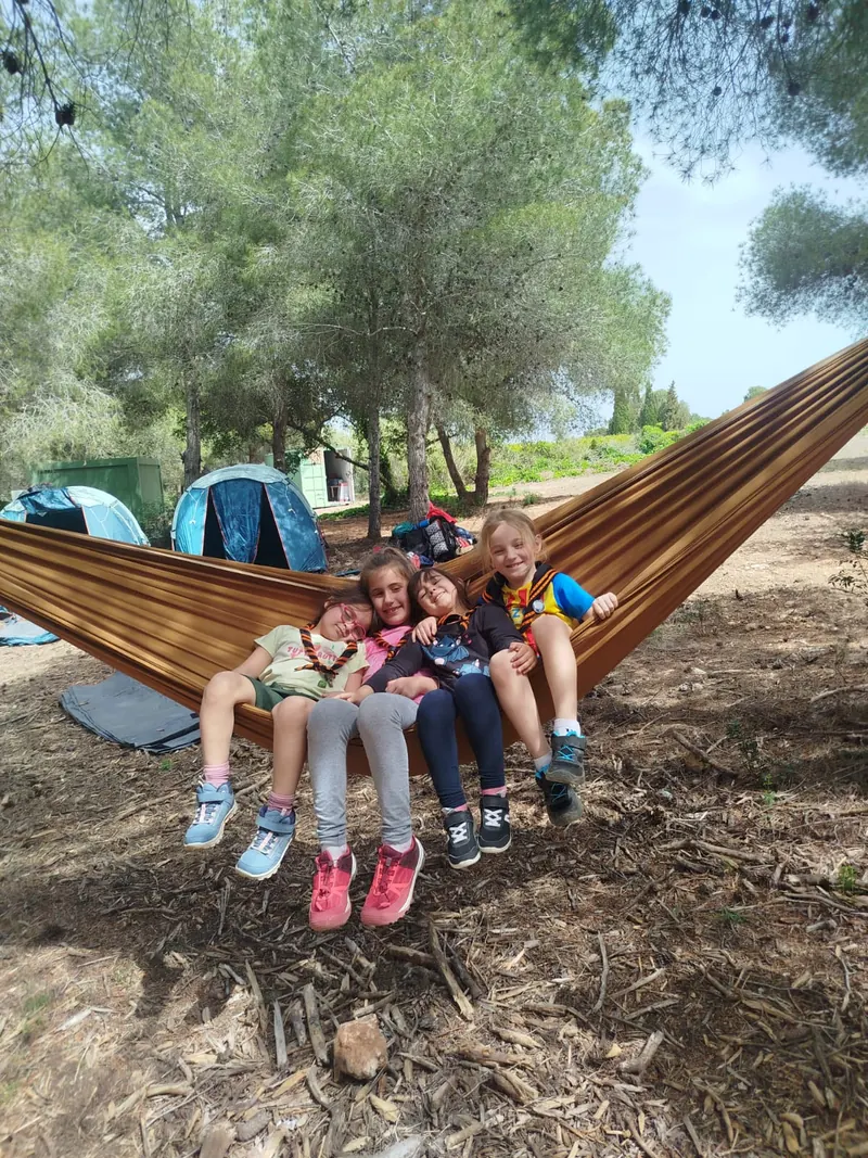 Xiquetes de Castors descansant en una hamaca durant un campament