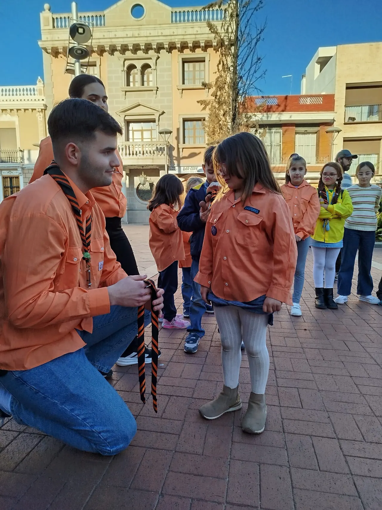 Moment de col·locació de la pañoleta a Castors