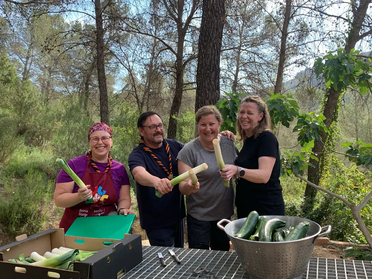 Membres del Comitè preparant aliments en una activitat