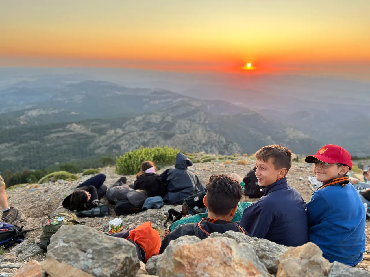 Exploradors durant una eixida a la muntanya al capvespre