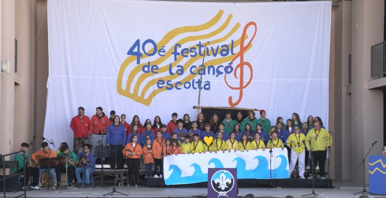 Foto grupal de l'Agrupament Escolta L'Om al Festival de la Cançó Escolta