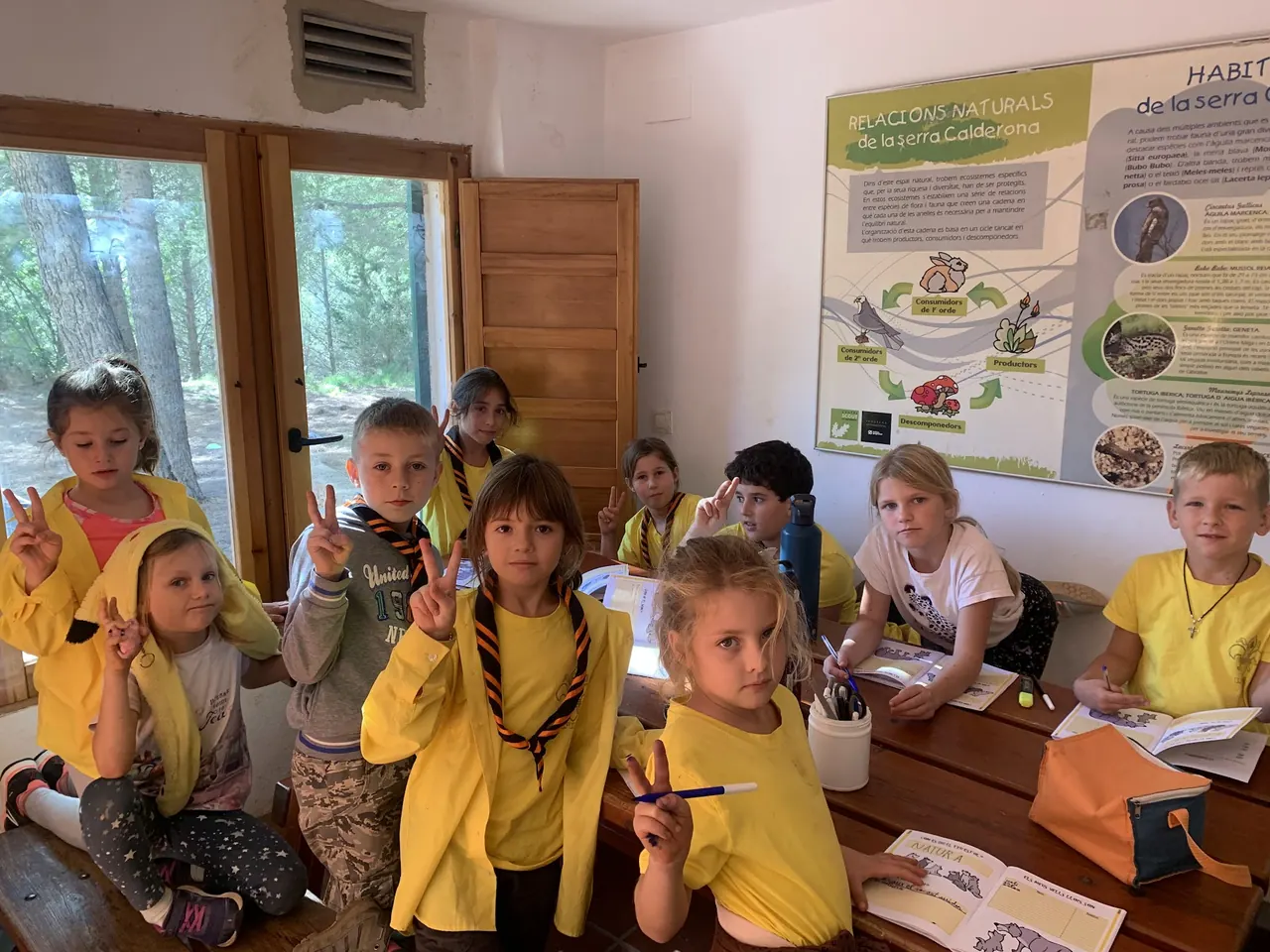Manada fent una activitat dins d’una aula