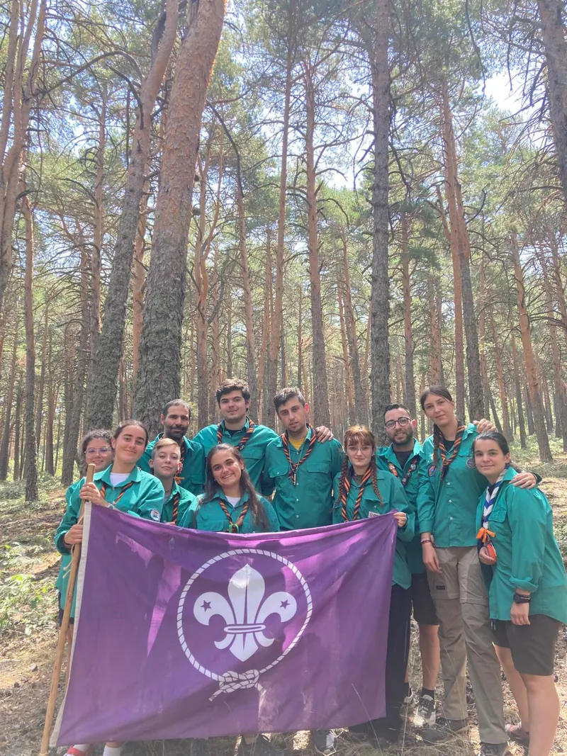 Grup de Rutes amb la bandera de la secció